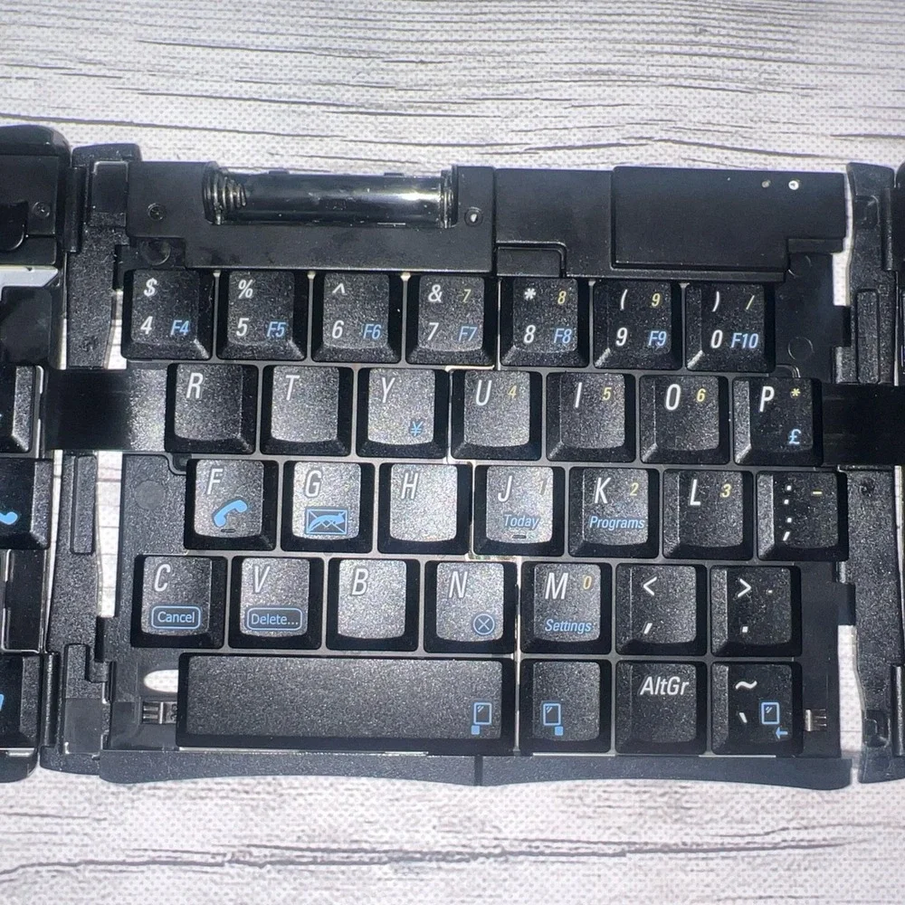 Think Outside Stowaway Sierra Bluetooth Folding Keyboard STBT01 READ